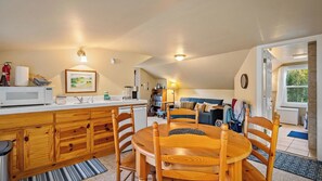 A compact living space with a kitchenette, dining area, and a sofa in the living room. - Dunning Ranch Suite One by Avantstay Vineyard Views + Private Deck + Hydro Spa Tub Paso Robles + Willow Creek AVA (Paso Robles)