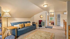 A cozy room with a blue sofa, a small table, a lamp, a rug, and a bookshelf. - Dunning Ranch Suite One by Avantstay Vineyard Views + Private Deck + Hydro Spa Tub Paso Robles + Willow Creek AVA (Paso Robles)