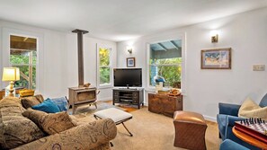 A living room with a fireplace, television, and comfortable seating. - Dunning Ranch Guest Suite Two by Avantstay 40 Acres + Vineyard Views Paso Robles Wine Country (Paso Robles)