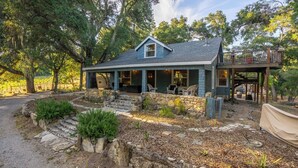 A house with a stone foundation, a covered porch, and a deck. - Dunning Ranch Guest Suite Two by Avantstay 40 Acres + Vineyard Views Paso Robles Wine Country (Paso Robles)