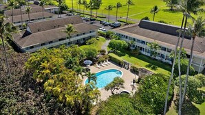 Un complexe hôtelier doté d’une piscine, de plusieurs bâtiments et offrant une vue sur l’océan.