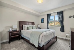 Room - Daybreak | Outdoor Pool | Hot Tub | Gym | Balcony (Invermere)