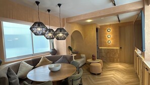 Ein modernes Interieur mit Essbereich, Sitzgelegenheiten und einer Küche.