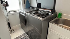 Una cocina compacta con estufa integrada, un lavabo y una ventana.