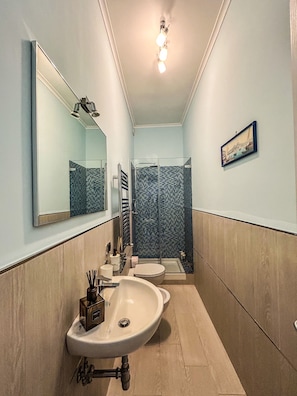 Shower, hair dryer, bidet, towels - Vrbo Property (Napoli)