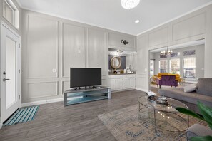 A living room with a flat-screen TV, a coffee table, and a sofa. - Relaxing Retreat Near Lake Lavon (Wylie)