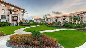 Un resort con edificios de varios pisos, un césped cuidado y un sendero serpenteante.