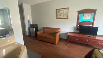 Deluxe Room, 1 King Bed, Non Smoking | Living area