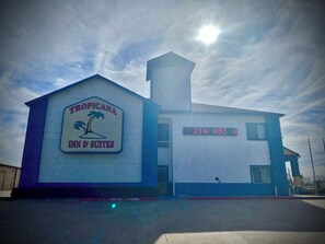Exterior - TROPICANA INN & SUITES (Dallas)