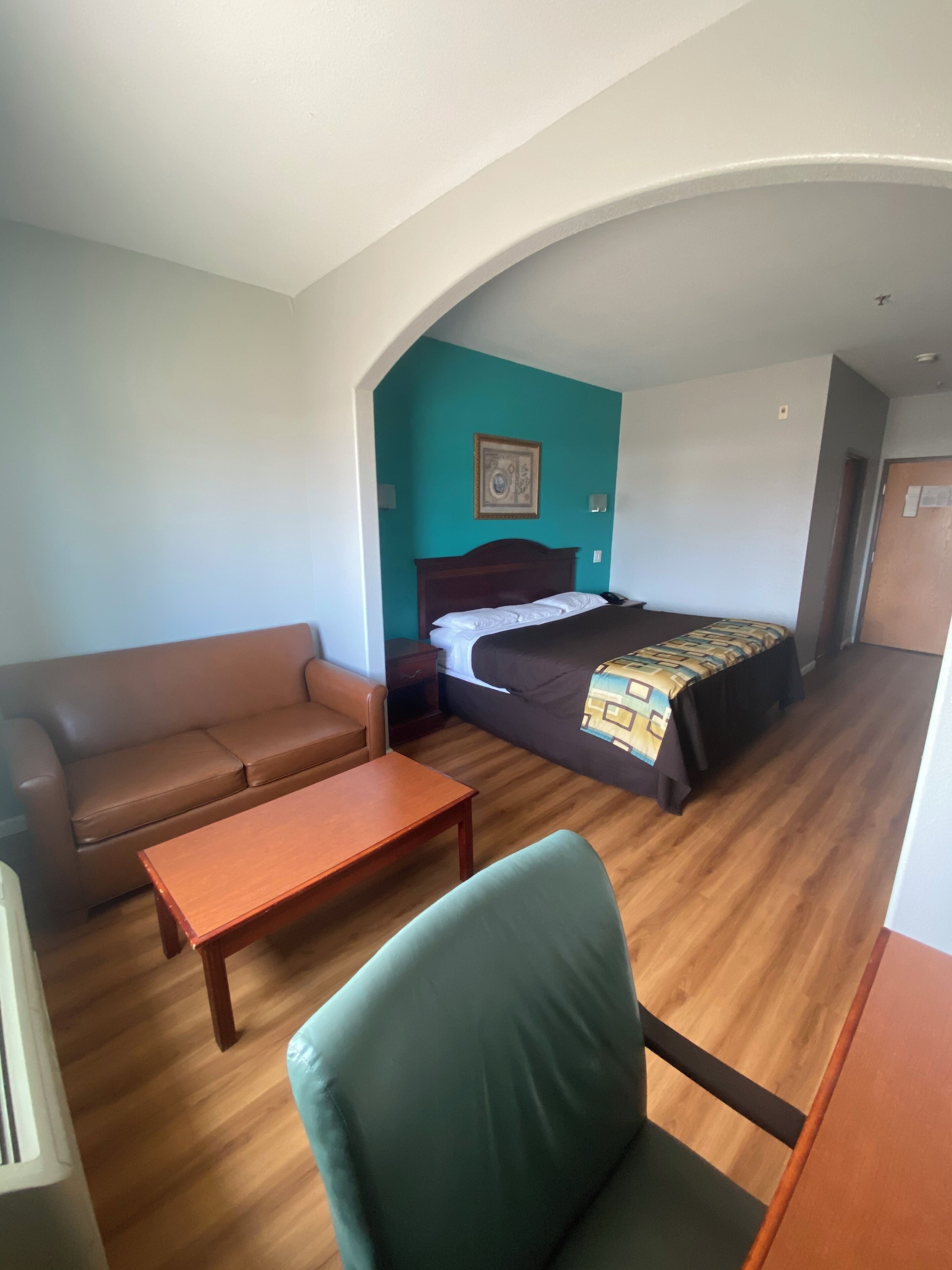 Room, 1 King Bed, Smoking | WiFi (free)