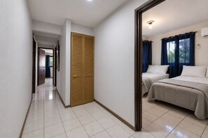 Een hotelkamer met een bed, een kledingkast en een badkamer, zichtbaar door een open deur.