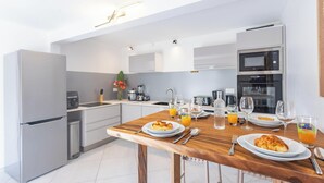 Een moderne keuken met een ontbijttafel, compleet met borden eten en glazen sinaasappelsap.