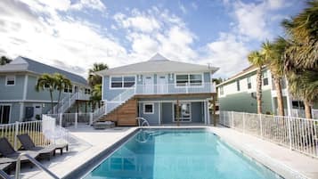 Luxury Condo, Balcony, Beach View | Pool