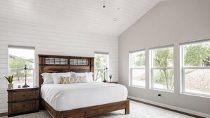 4 bedrooms, WiFi, bed sheets - Casa Blanca Old Town Estate + Vineyard View + Pool (Cottonwood)