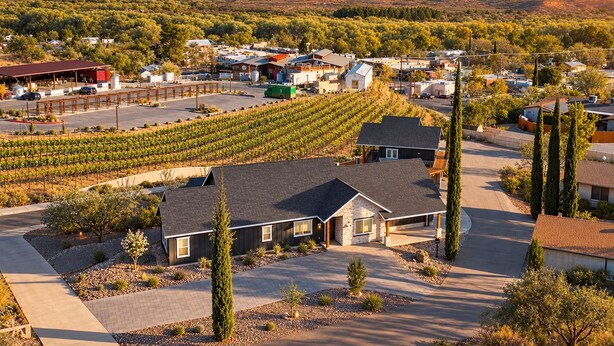 Exterior - Casa Blanca Old Town Estate + Vineyard View + Pool (Cottonwood)