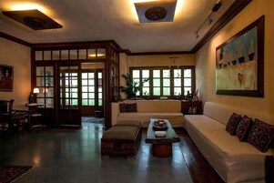Un salón amplio con sofá, una mesa de centro y una zona de comedor.