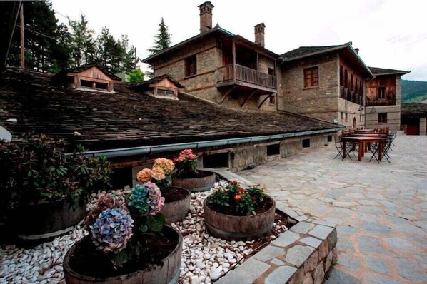 Outdoor dining - Katogi Averoff Hotel Vinery (Metsovo)
