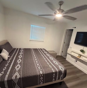 Tabla de planchar con plancha, wifi y ropa de cama 