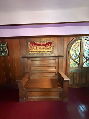 A wooden bench with a red and gold decorative panel above it. - Historic Victorian/Walk to Midtown restaurants (Sacramento)