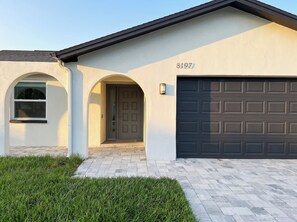 Ein Wohnhaus mit Garage, Eingangstür und Briefkasten.