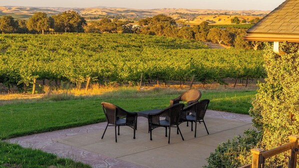 A patio with outdoor furniture overlooking a vineyard. - Wild Vines by Avantstay Vineyard Views + BBQ Patio Paso Robles Wine Country (Paso Robles)