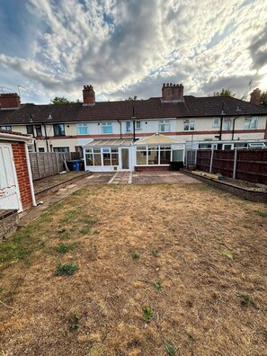 Exterior - 5 Bed Contractor / Families and Groups accommodation (Ipswich)