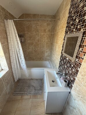 Bathroom - 5 Bed Contractor / Families and Groups accommodation (Ipswich)