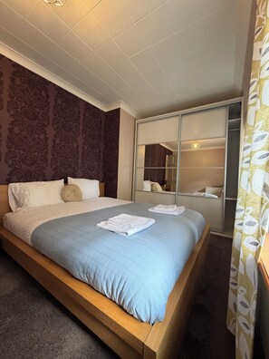 Room - 5 Bed Contractor / Families and Groups accommodation (Ipswich)