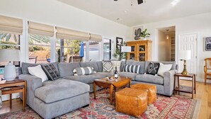 A modern living room with a grey sectional sofa, a coffee table, and a patterned rug. - Kiler Views by Avantstay Pool + Spa + Vineyard Views Downtown Paso Robles (Paso Robles)