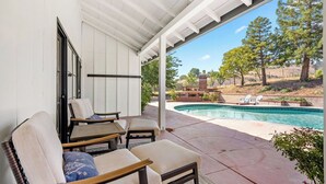 A covered patio with outdoor furniture, a swimming pool, and a view of a landscaped area. - Kiler Views by Avantstay Pool + Spa + Vineyard Views Downtown Paso Robles (Paso Robles)