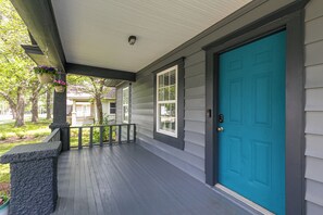 A porch with a teal door, a small window, and a hanging flower pot. - Charming 2-bedroom house with AC in charming Springfield (Springfield)