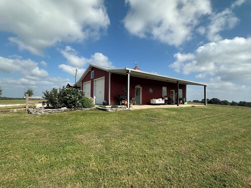 Cozy 1-bedroom farmhouse 15 minutes northeast of Brenham