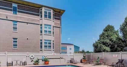 Cozy 1st Floor Apartment in superb Creve Coeur
