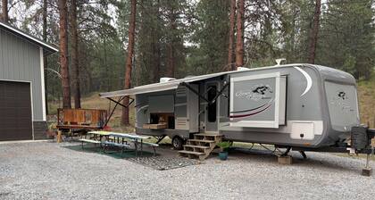 Gorgeous 1-bedroom camper located along the Wild Columbia River.