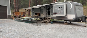 Gorgeous 1-bedroom camper located along the Wild Columbia River.