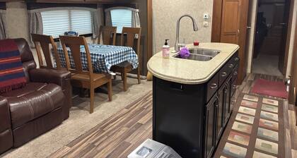 Gorgeous 1-bedroom camper located along the Wild Columbia River.