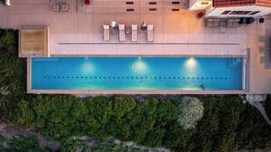 A rooftop pool with lounge chairs and a small table. - Krisyn Vineyards by Avantstay Private Pool + Spa Templeton Wine Country (Templeton)