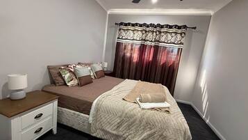4 bedrooms, iron/ironing board, WiFi, bed sheets