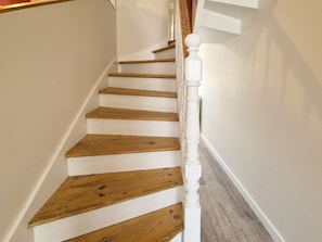A staircase with wooden steps and white balusters. - Lucette la mouette - Les Gîtes de la Côte d'Amour (BATZ SUR MER)
