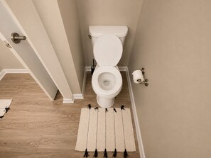 Een douche, een haardroger, handdoeken, zeep
