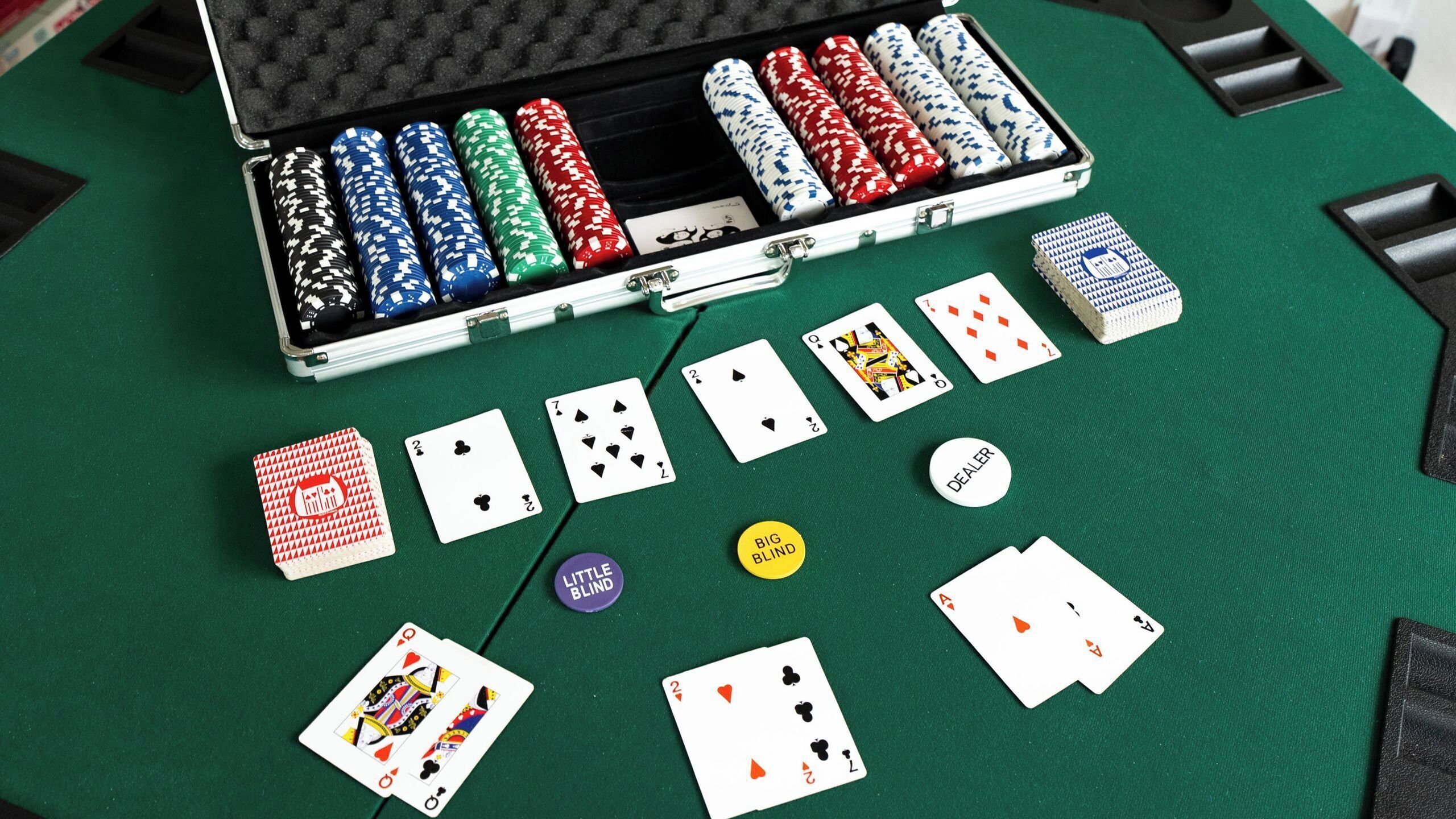 Ett pokerbord med ett set pokermarker och en kortlek.