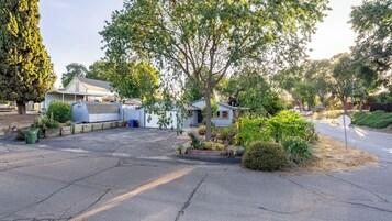 Zona residencial con casas, un camino de entrada y una calle.