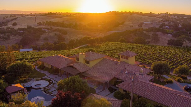 A vineyard estate with multiple buildings, a swimming pool, and a well-maintained garden. - The Estate Villa at Dresser Winery by Avantstay Pool + Sauna Paso Robles (Paso Robles)