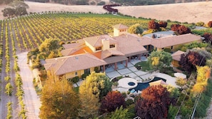 A large estate with a swimming pool, multiple buildings, and vineyard rows. - The Estate Villa at Dresser Winery by Avantstay Pool + Sauna Paso Robles (Paso Robles)