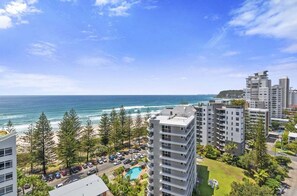 Ein Küstenhotel mit mehreren Hochhäusern, einem Schwimmbad und Blick aufs Meer.