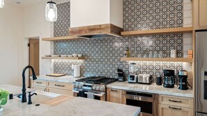 A modern kitchen with a gas stove, toaster, coffee maker, and a blender. - Mission de los Robles by Avantstay Vineyard Views + King Suites + Patio Paso Robles Wine Country (Paso Robles)