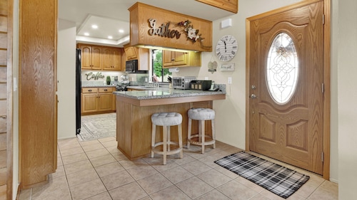 Naci Lakeview Retreat by Avantstay Lake Views + Game Room Oak Shores, Lake Nacimiento
