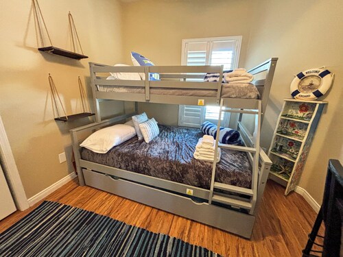 Spectacular Lake Views/Hot Tub/Pets/AC/Sleeps 10!