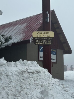 Schild für das Alta Sierra Skigebiet mit Genehmigung des Sequoia-Nationalforsts.