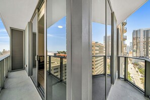 A high-rise apartment with large windows, a balcony, and a view of the cityscape. - Miami Central Suites (Miami)